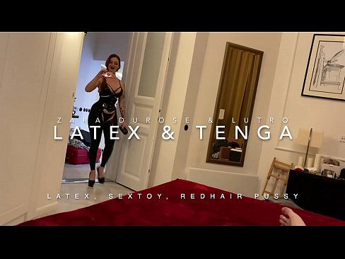 ❤️ Ngoanana e monyane ea nang le hlooho e khubelu ea apereng seaparo sa latex se kentsoeng ke ntate oa bobeli ❤❌ ❌️